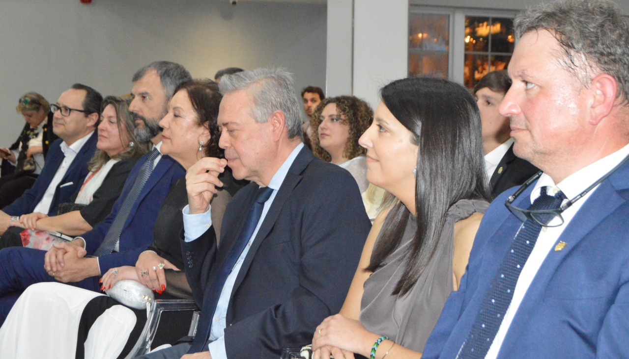 Los tres homenajeados `posaron al final de la gala junto a las autoridades autonómicas, provinciales y locales en el salón de eventos del restaurante 'Chicolino' de Exipto, en Abanqueiro