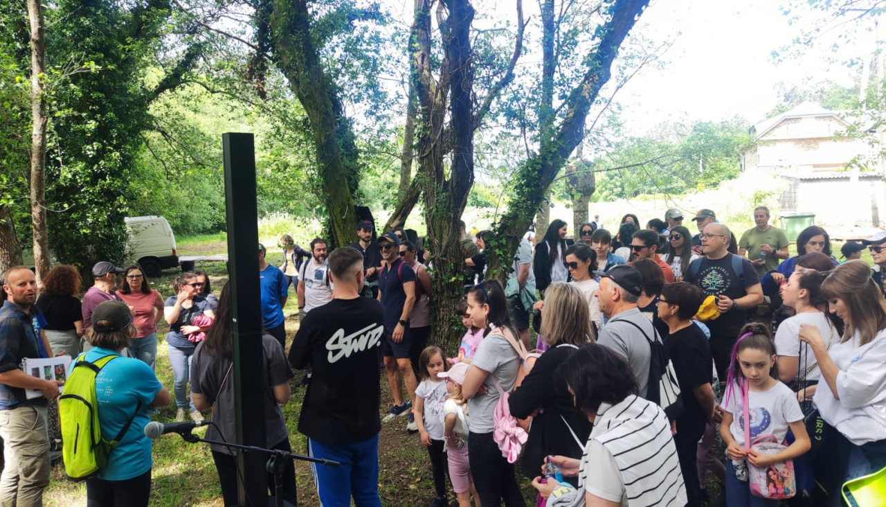 Alrededor de 120 personas tomaron la salida de la andaina por las riberas del río Te e n la parroquia de O Araño