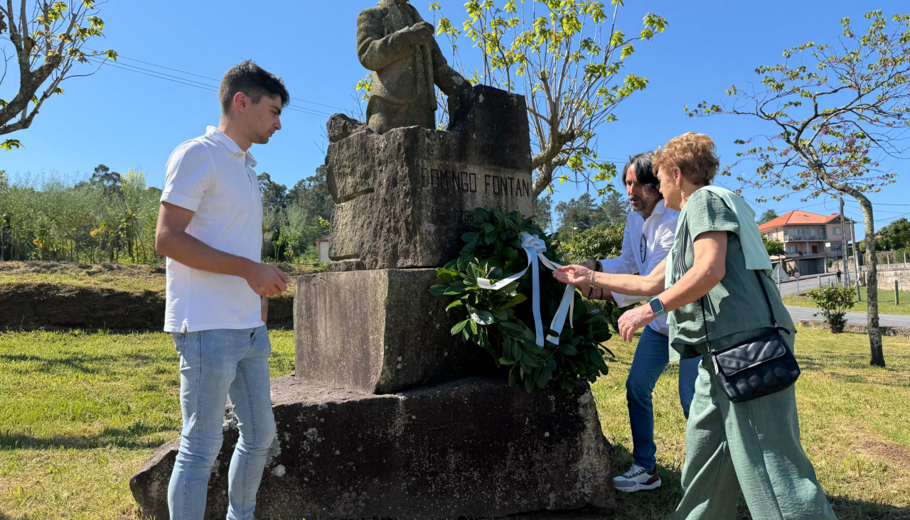 Ofrenda floral ante el monumento dedicado a Domingo Fontán en Portas