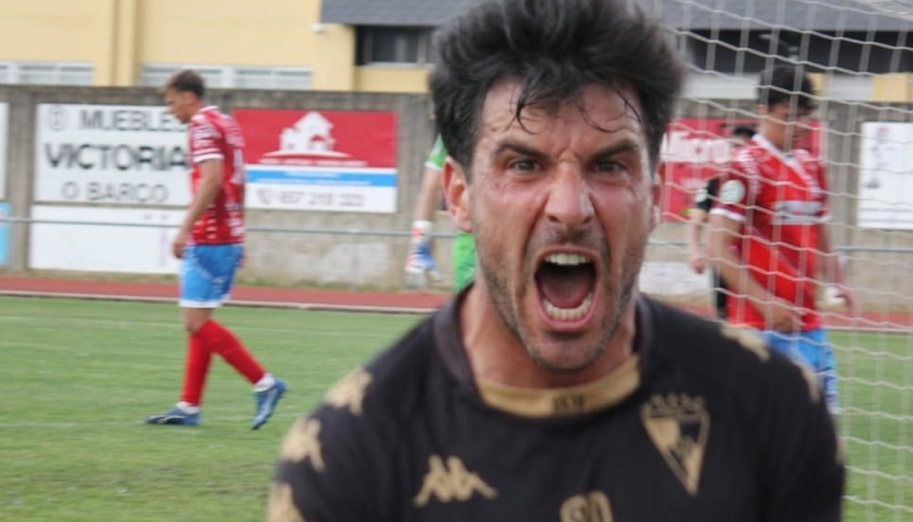 Álex Rey celebra con rabia ante la cámara de Juan Acha su octavo gol en liga