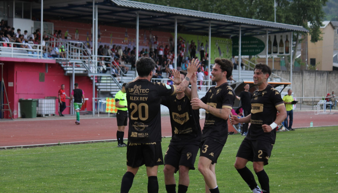 Los jugadores felicitan a Álex Rey por el gol de la victoria
