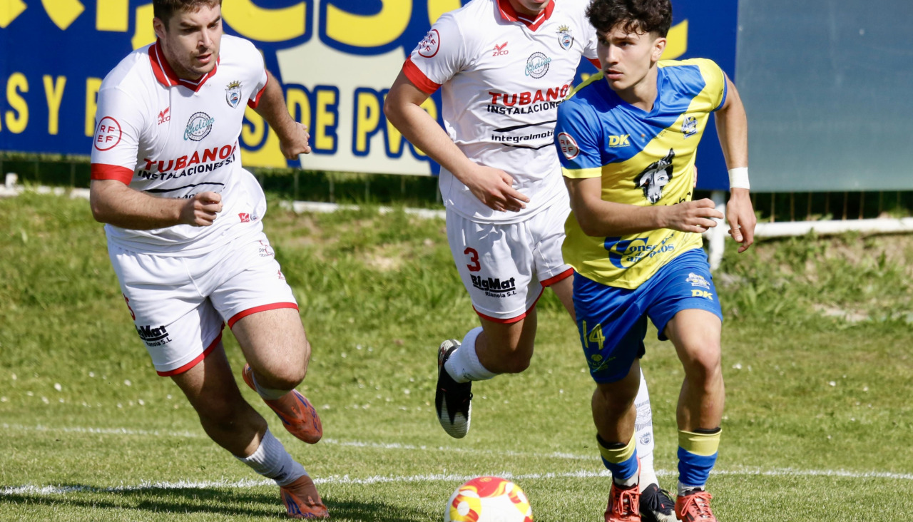 Los jugadores del Noia defendieron con constantes ayudas a Noel, que actuó en banda derecha