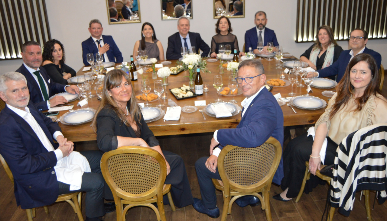 Los premiados en la gala compartieron mesa con las autoridades
