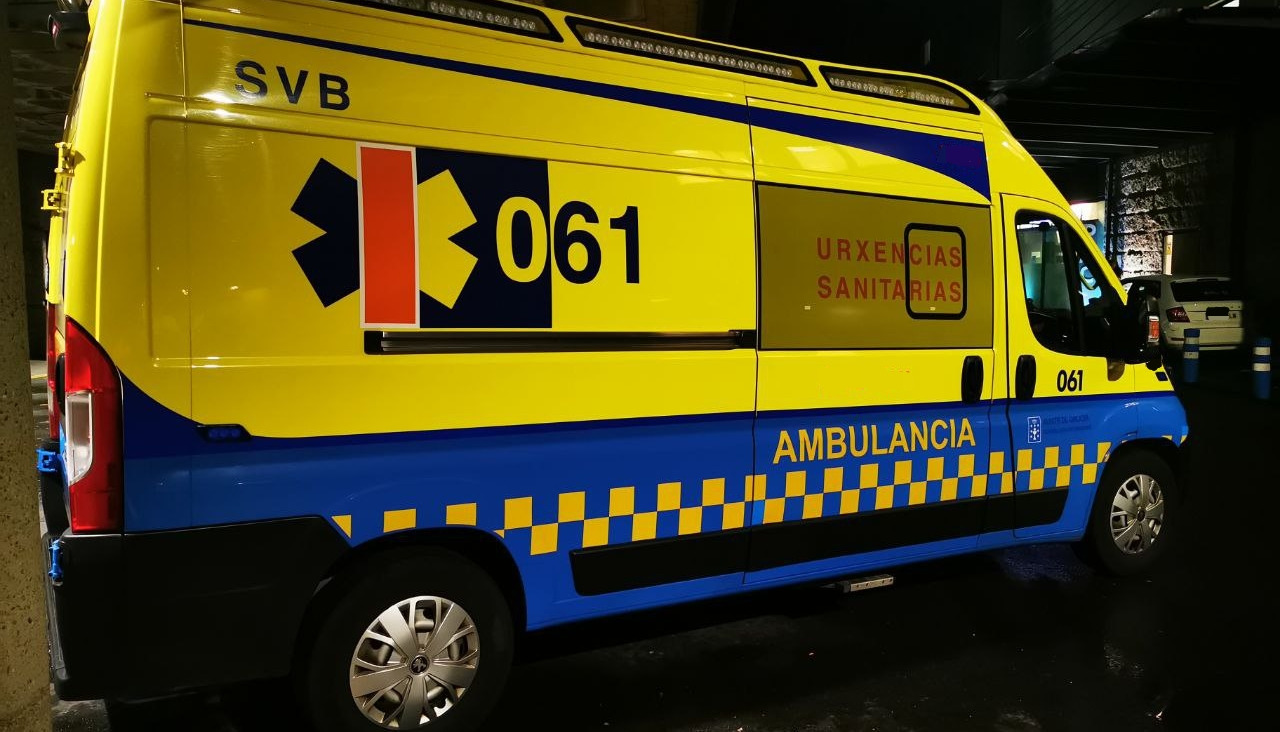 Una ambulancia asistencial del 061 trasladó al joven motorista herido al servicio de Urxencias del Complejo Hospitalario Universitario de Santiago de Compostela (CHUS)
