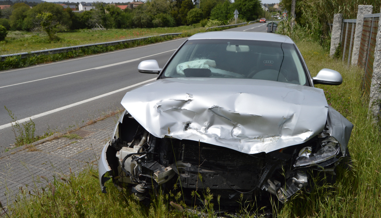 El Audi A3 que se vio implicado en la brutal colisión frontal en la 'Curva da Chabola' aún permanece depositado en las inmediaciones del lugar donde se registró el siniestro y su conductor sigue sin ser localizado por la Guardia Civil de Tráfico