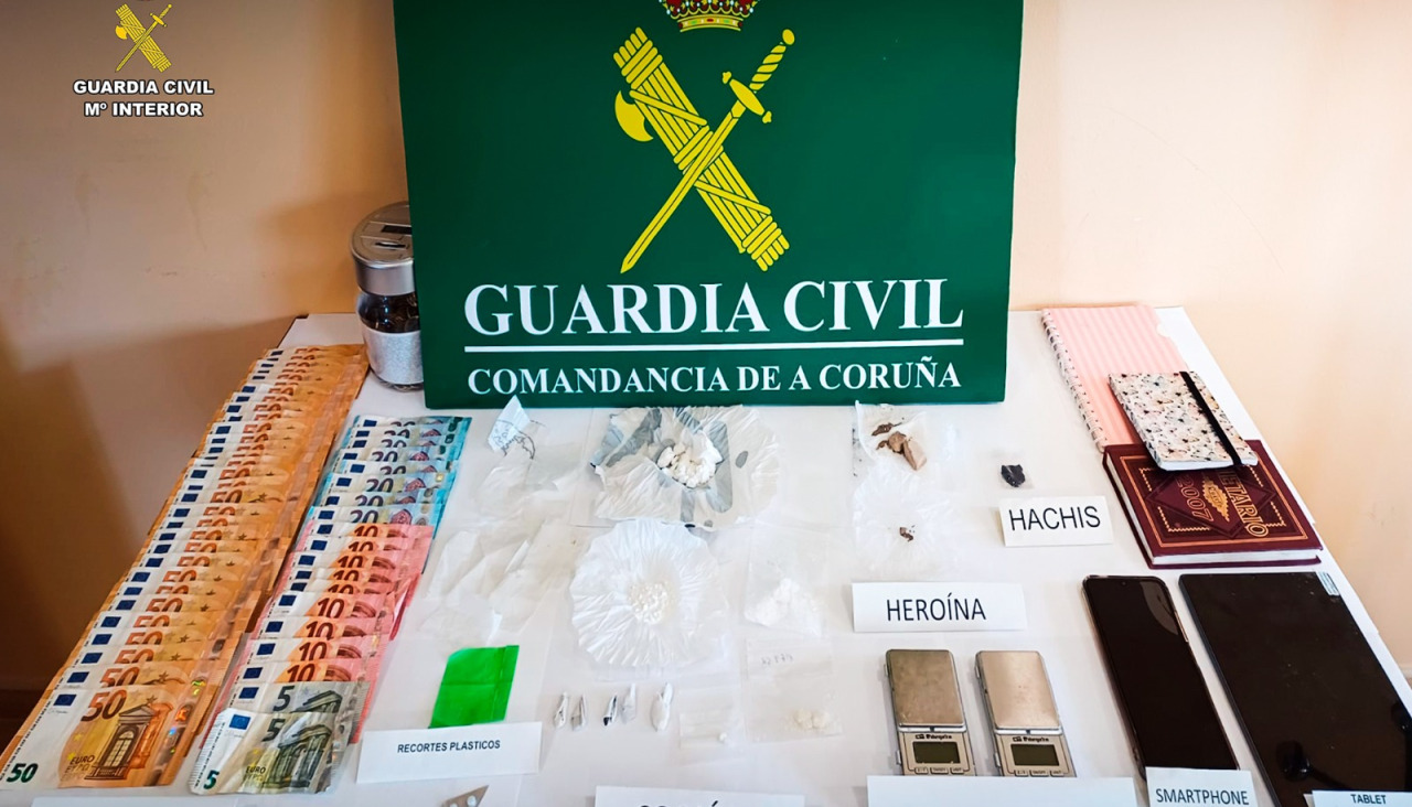 Imagen facilitada por la Guardia Civil de la droga y el dinero intervenidos en el marco de la segunda fase de la 'Operaci´çon Zaguanes' en O Barbanza