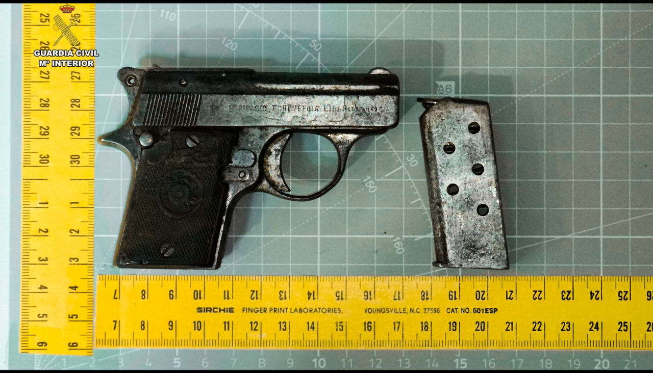 La Guardia Civil incautó en el marco de la 'Operación Zaguanes' una pistola del calibre 6,35 milímetros, atribuyéndole a su poseedora un delito de tenencia ilícita de armas