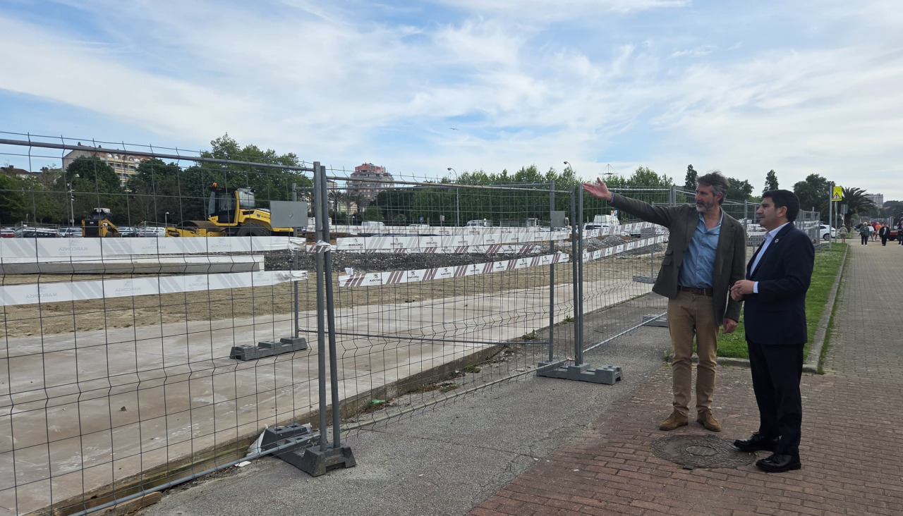 El alcalde, Alberto Varela, y el delegado del Gobierno, Pedro Blanco, en las obras que se están ejecutando