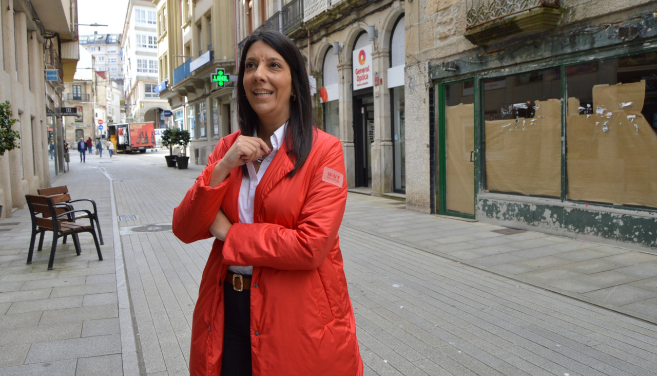 La alcaldesa, María Sampedro, dio a conocer la iniciativa de embellecimiento de escaparates de bajos vacíos y sin actividad promovida por las concejalías de Comercio y de Turismo