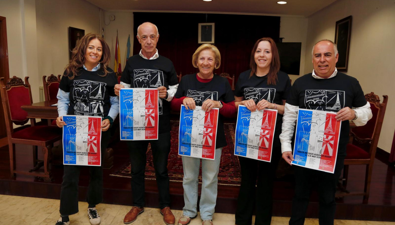 El regidor y miembros de su ejecutivo, junto al alma mater de las jornadas, Nieves Vecilla