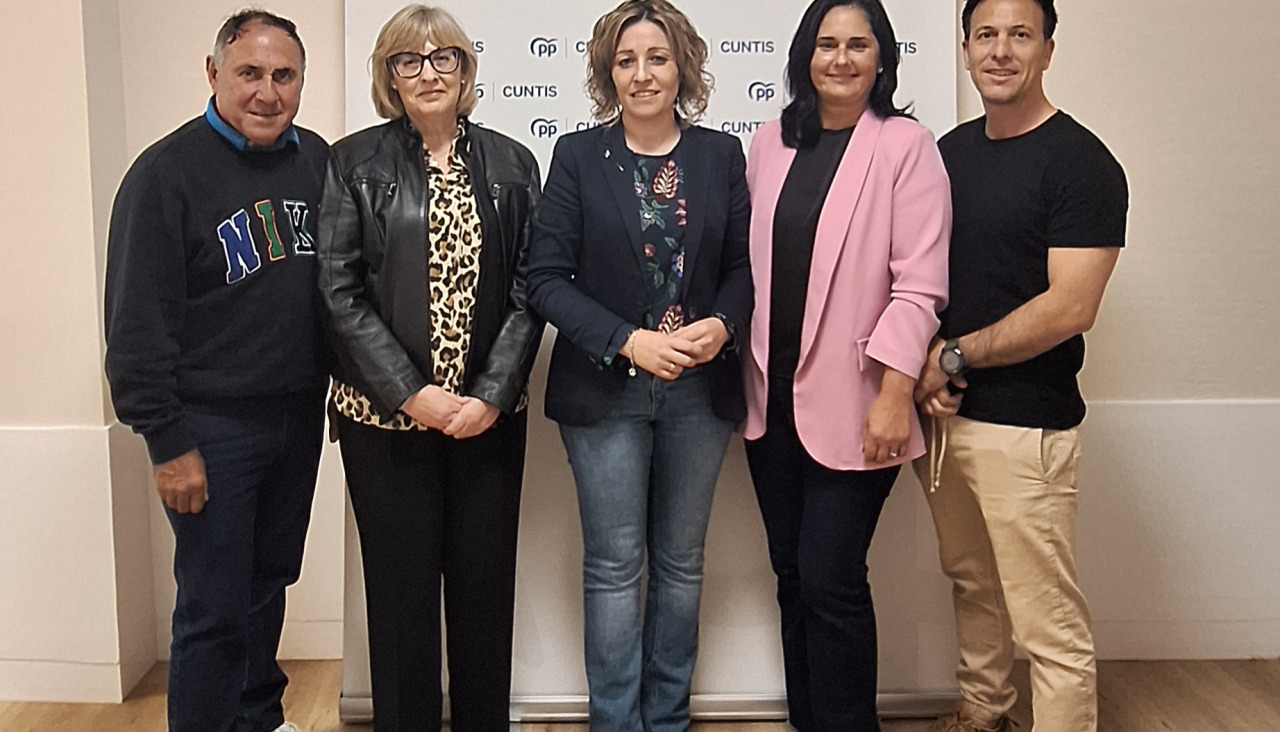 Foto de familia del grupo municipal del PP de Cuntis