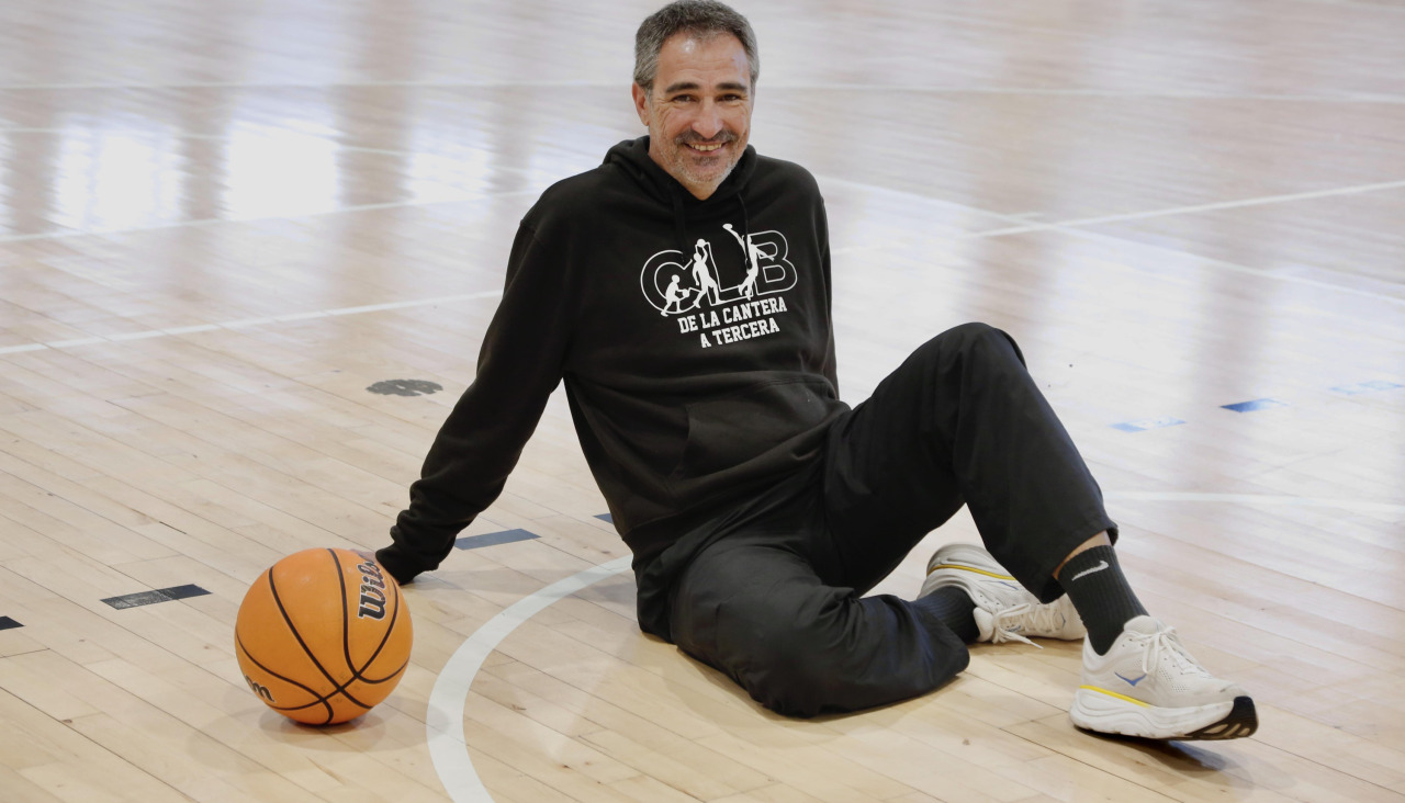 Isi empezó a jugar en edad infantil en el BBC en el año de su fundación hace cuatro décadas, y ahora preside el club que se ha convertido en un referente por su idiosincrasia en el baloncesto gallego