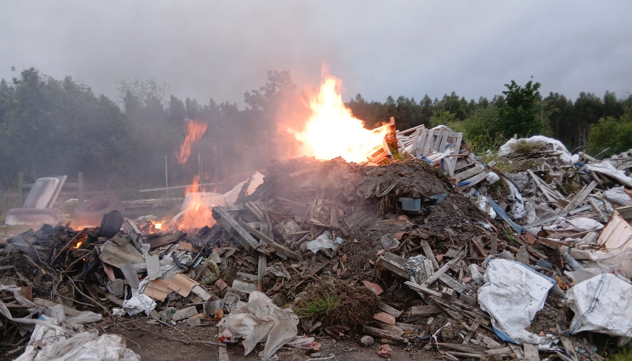 El incendio afectó a diversos residuos de material de construcción