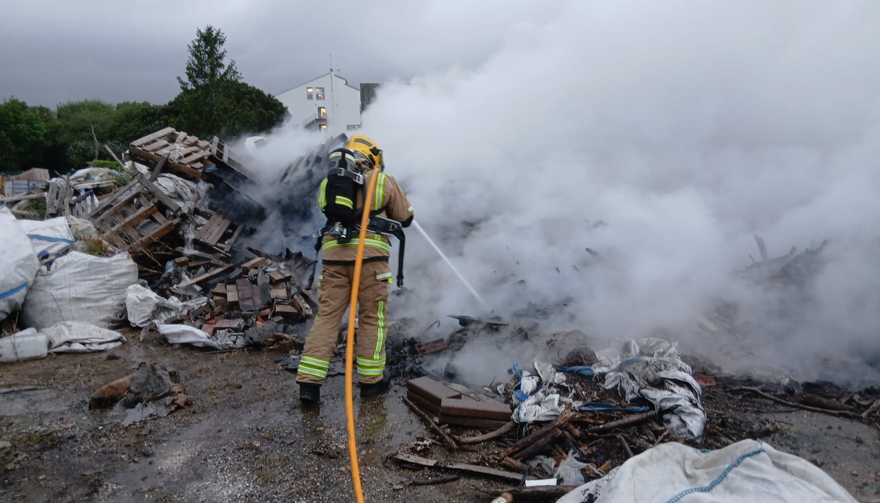 La dotación de guardia del parque comarcal de Bomberos de Ribeira se encargó de lqs tareas de extinción de las llamas