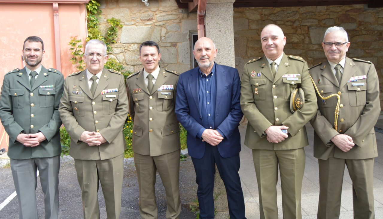 Componentes del Mando de Apoyo a la Maniobra del Ejército de Tierra se reunieron con el alcalde, José Carlos Vidal