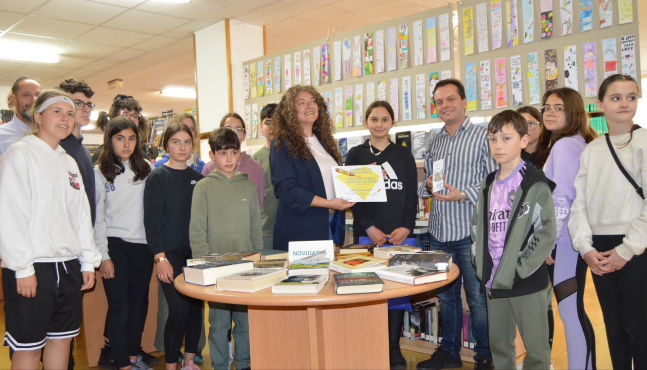 Sabela González Martín, alumna de sexto curso de Primaria del colegio de Olveira, arropada por su compañeros y profesor, recibió el diploma de manos de la concejala de Educación, Juana Brión