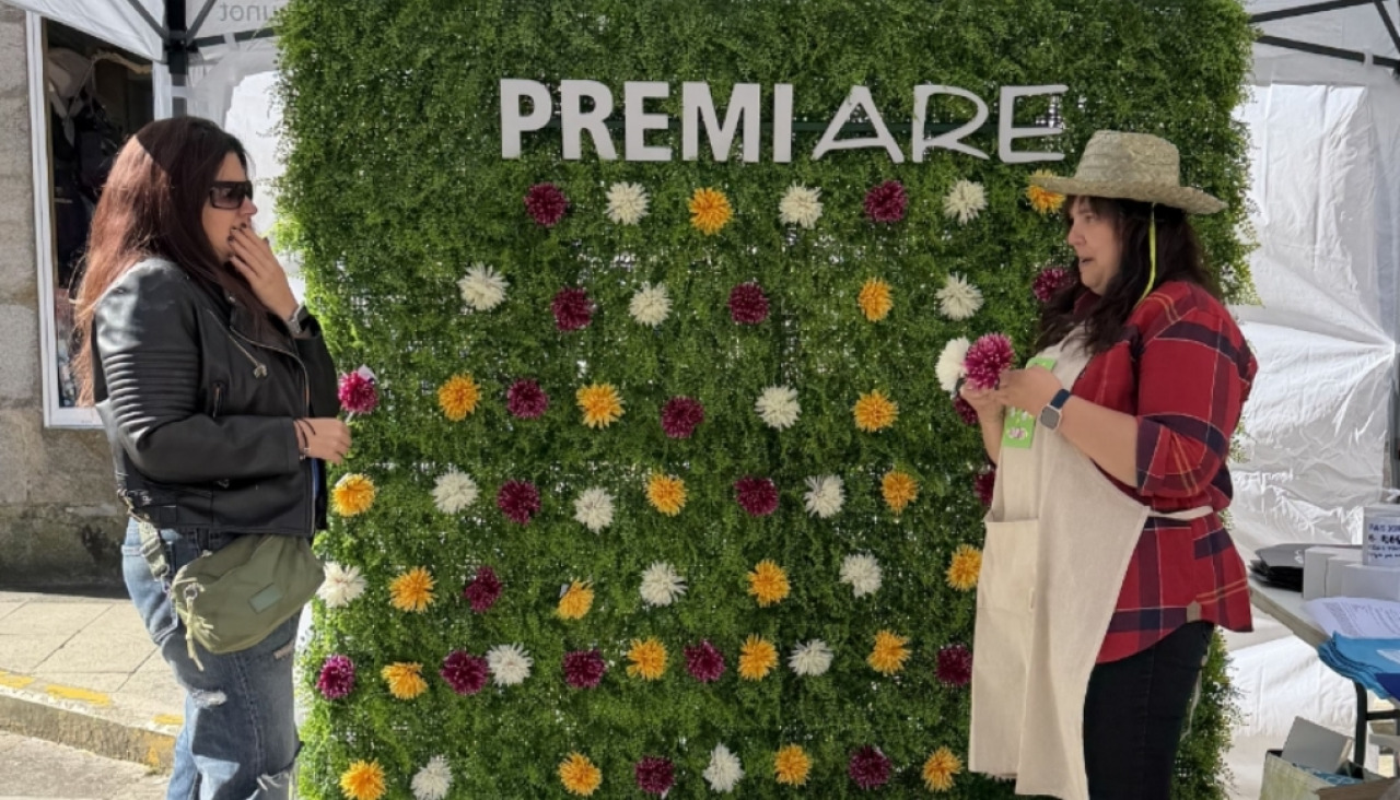 La campaña 'PremiARE' remató este miércoles con el juego del panel de flores en la Praza Castelao rianxeira