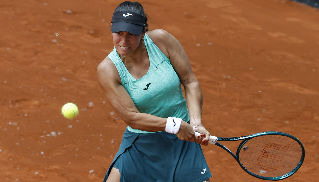 MADRID, 23/04/2026.- La tenista española Jéssica Bouzas Maneiro devuelve la bola a la rusa DIana Shnaider, durante su partido de la ronda 64 del Mutua Madrid Open disputado este jueves en la Caja Mágica, en Madrid. EFE/ Chema Moya