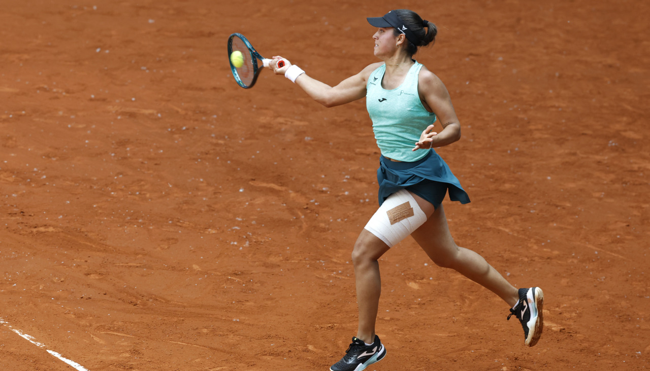 MADRID, 23/04/2026.- La tenista española Jéssica Bouzas Maneiro devuelve la bola a la rusa DIana Shnaider, durante su partido de la ronda 64 del Mutua Madrid Open disputado este jueves en la Caja Mágica, en Madrid. EFE/ Chema Moya