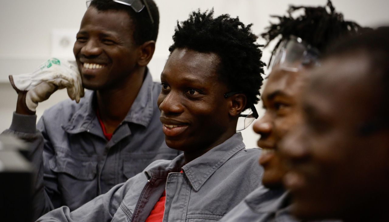 Balla Sheita, Sega Banté, Gaoussou Toure y Amadou Bagoyoko llevan tres meses en Valga y se forman ahora en mecánica junto a otros 15 migrantes