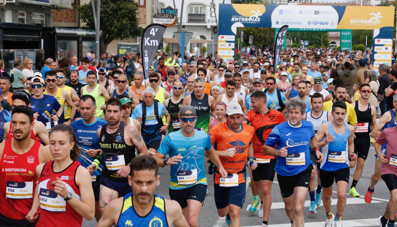 Participantes en una edición anterior de la Media Maratón Entre Rías