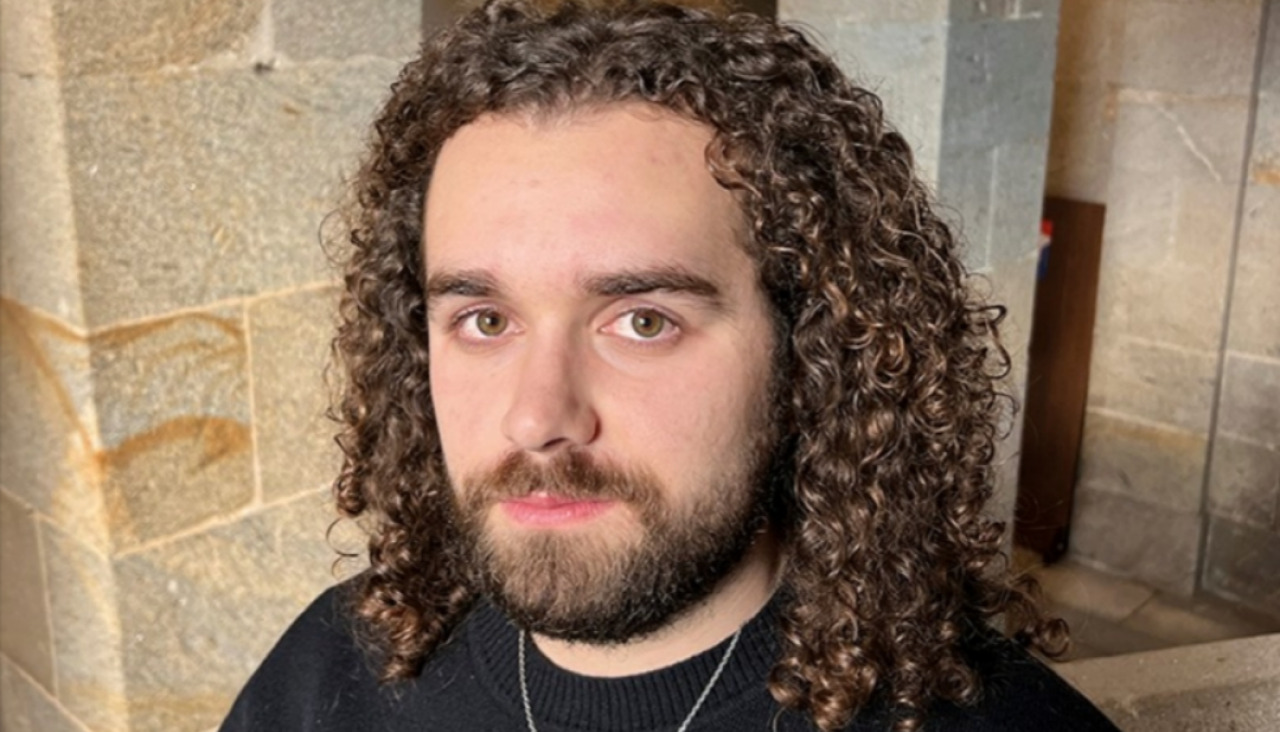 El joven escritor compostelano Adrián Boia, presentará hoy en A Pobra su novela 'Pontealbar'