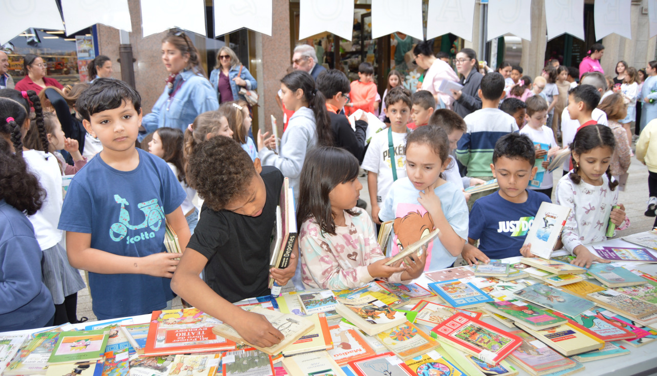Cerca de 800 libros fueron entregados a cambio de productos alimenticios en el mercado escolar solidario