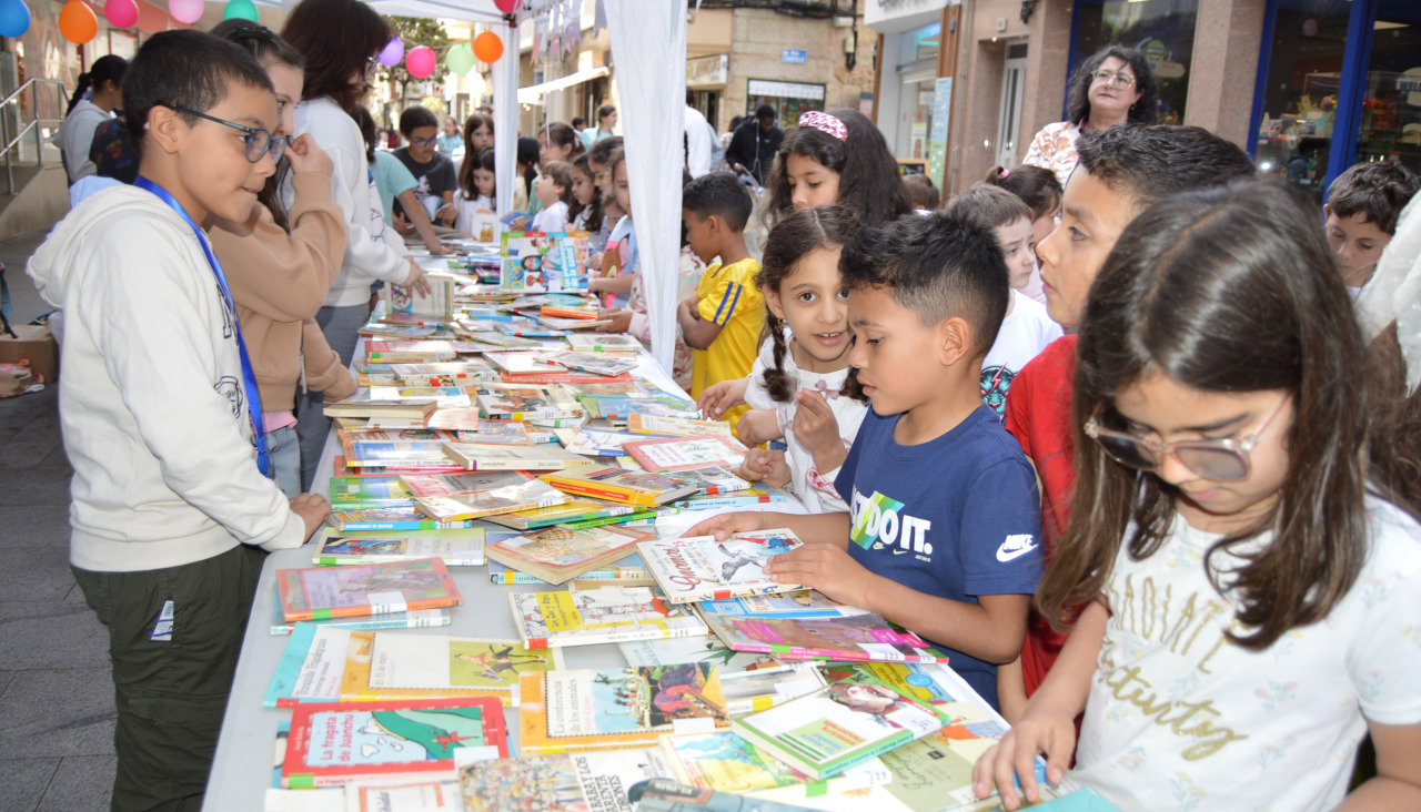 Cerca de 800 libros fueron entregados a cambio de productos alimenticios en el mercado escolar solidario