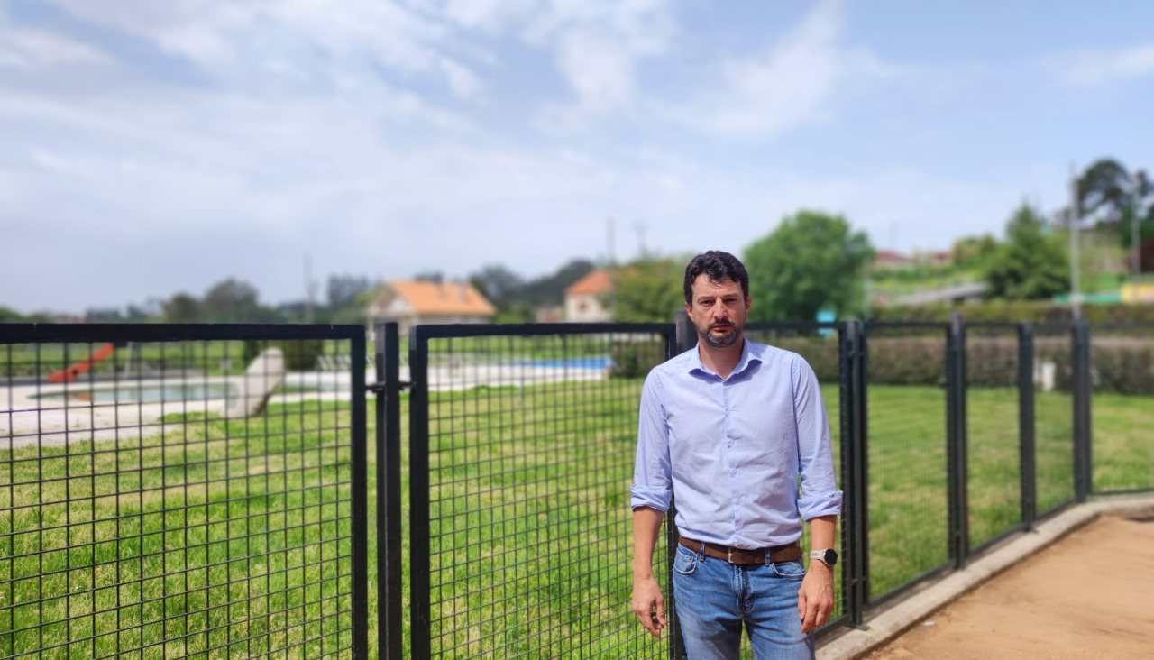 El portavoz socialista, Javier Mougán, en las instalaciones de la piscina
