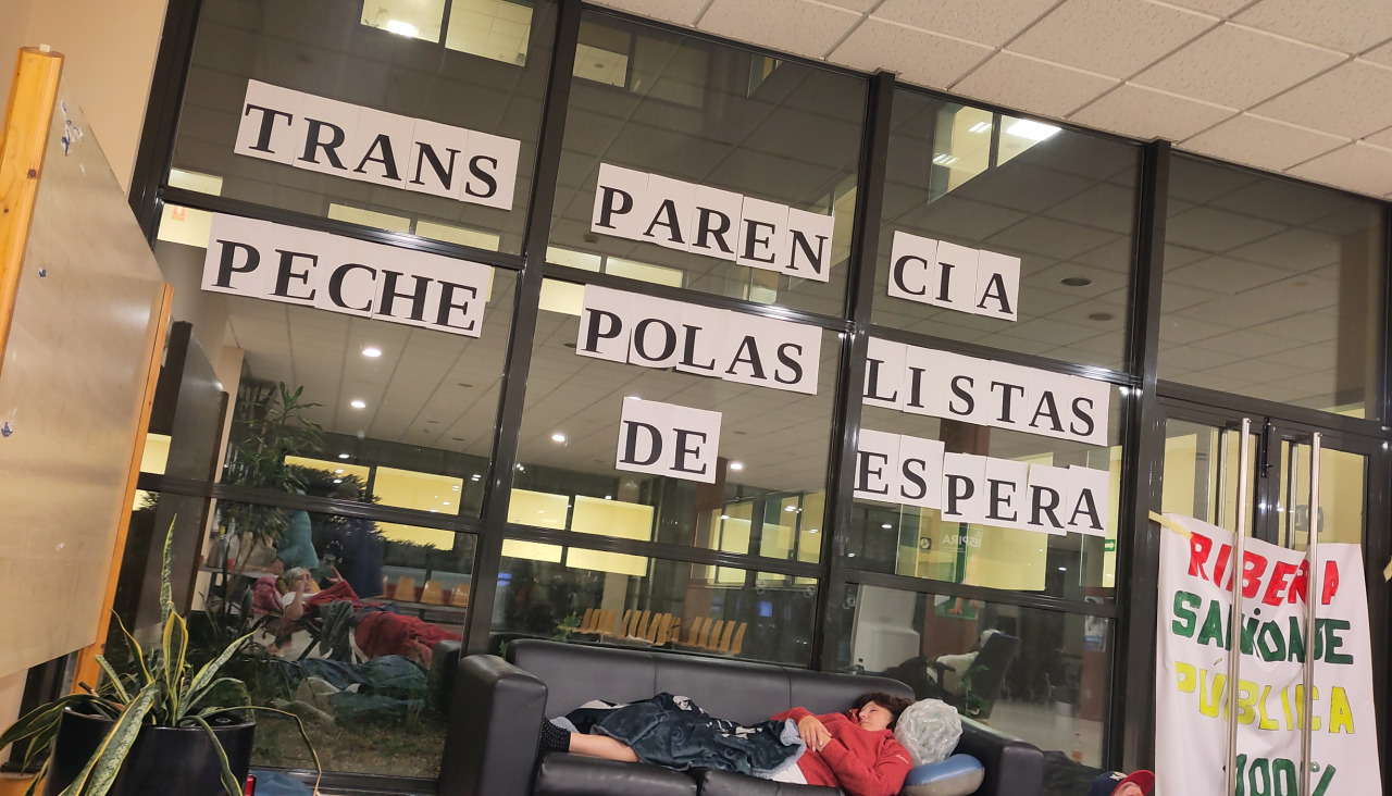 Cartel reivindicativo colgado en el Hospital do Barbanza