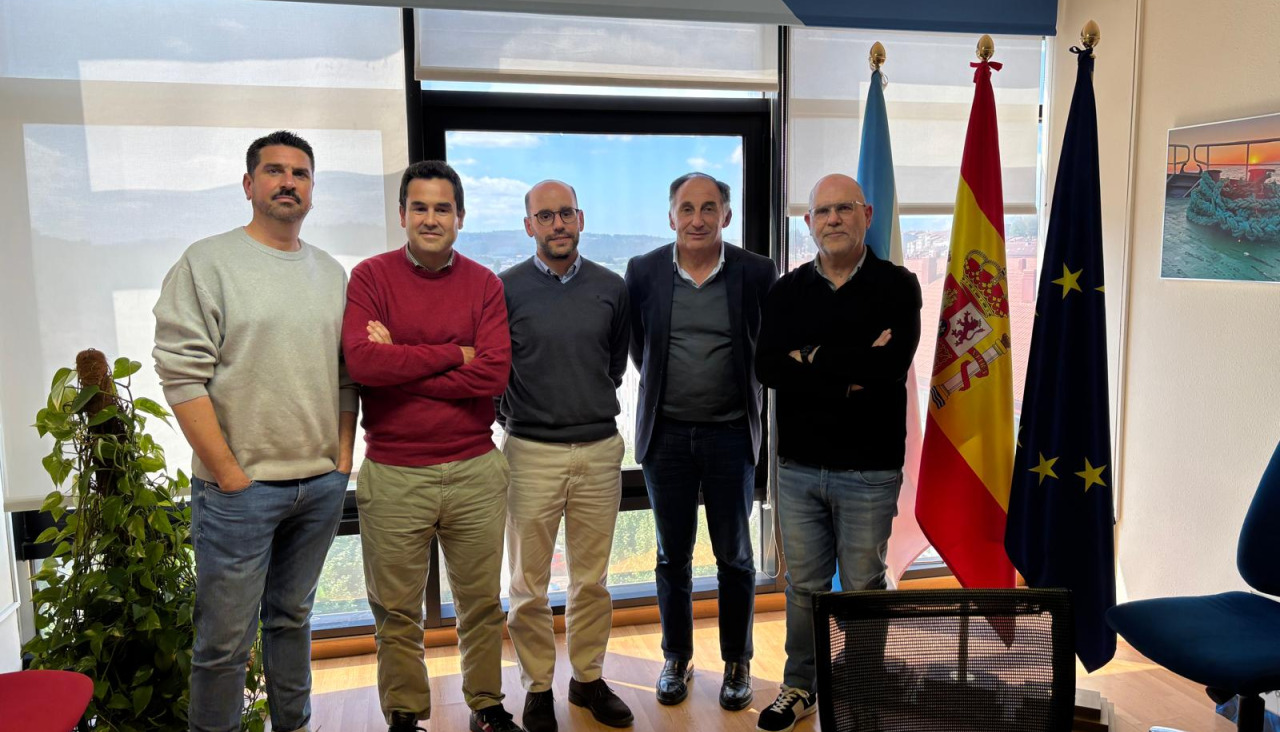 Encuentro entre el director xeral de Pesca, Isaac Rosón, y representantes de A Ostreira de O Grove
