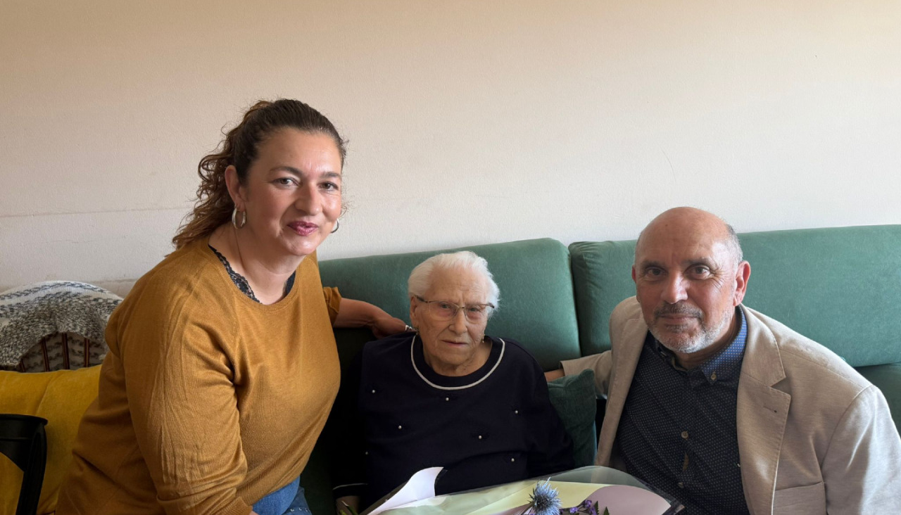 La vecina de A Pobra, junto al alcalde, José Carlos Vidal y la concejala, Patricia Lojo