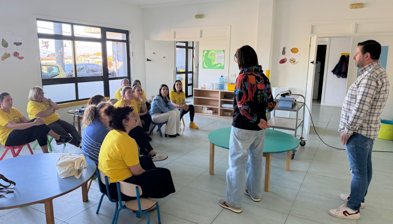 Una de las charlas impartidas en un centro escolar de Ribeira