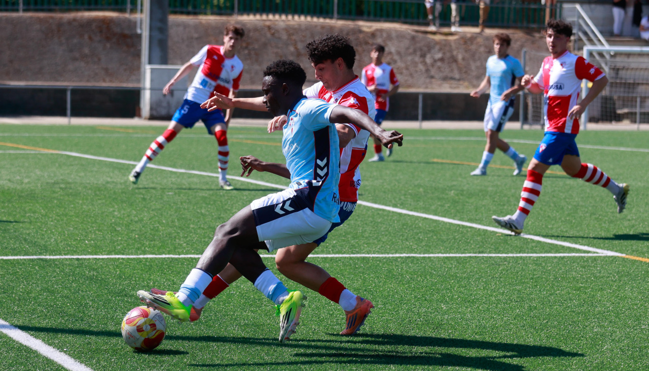 Kibet, que jugó el sábado con el Fortuna en Pasarón, también lo hizo ayer ante el Arosa en el Jiménez