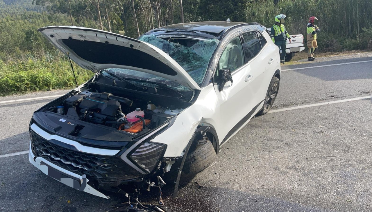 Un Kia Sportage se salió de la vía en la carretera AC-302 y tras volcar se detuvo en medio de la calzada en el lugar de A Tomada
