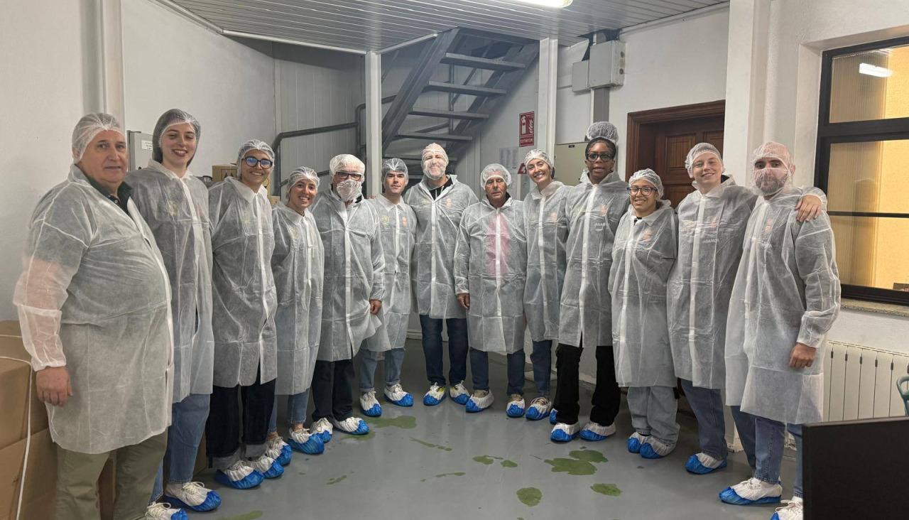 Las jugadoras conocieron como funciona el proceso de preparación del atún y de la vianda del mejillón en las instalaciones Son do Mar de Boiro