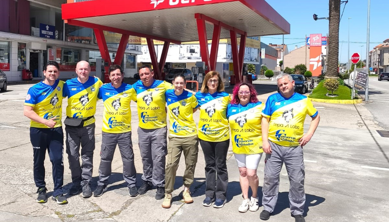 Los empleados de la estacion de servicio Cepsa de Cambados, donde pueden comprar ya las entradas para el derbi, posan con la camiseta del equipo local
