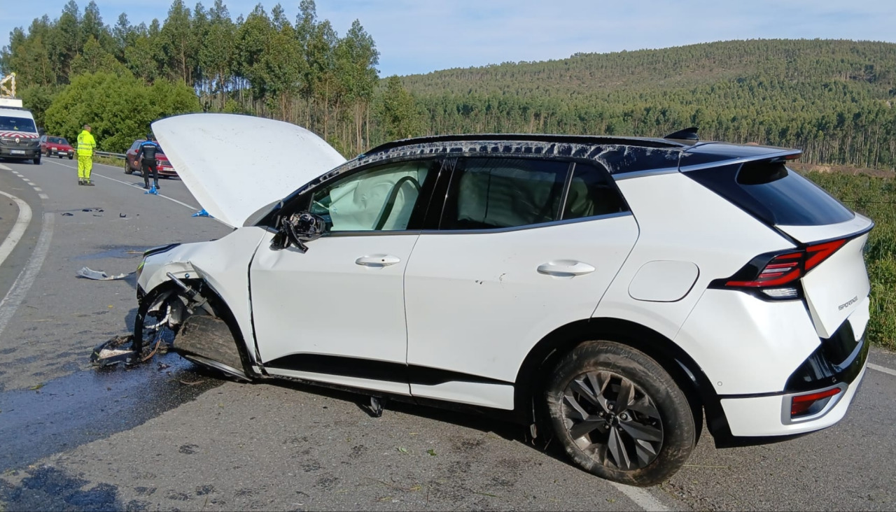 Un Kia Sportage se salió de la vía en la carretera AC-302 y tras volcar se detuvo en medio de la calzada en el lugar de A Tomada