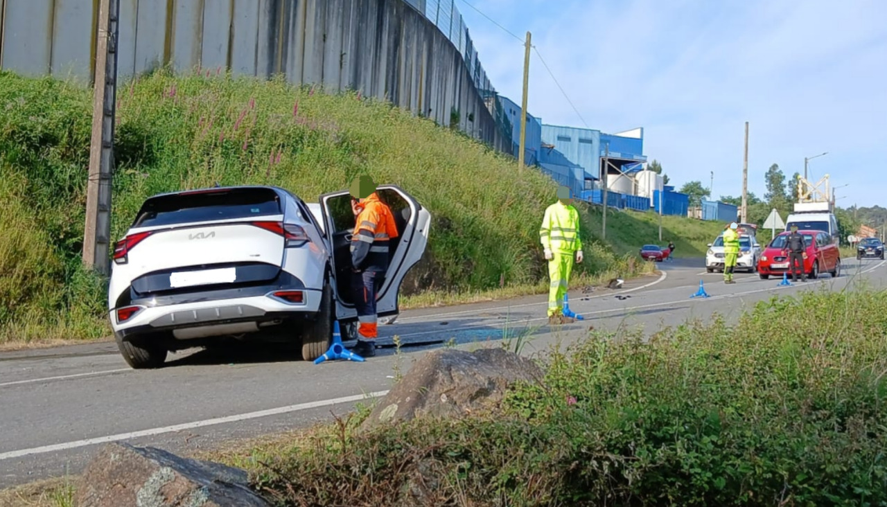Un Kia Sportage se salió de la vía en la carretera AC-302 y tras volcar se detuvo en medio de la calzada en el lugar de A Tomada