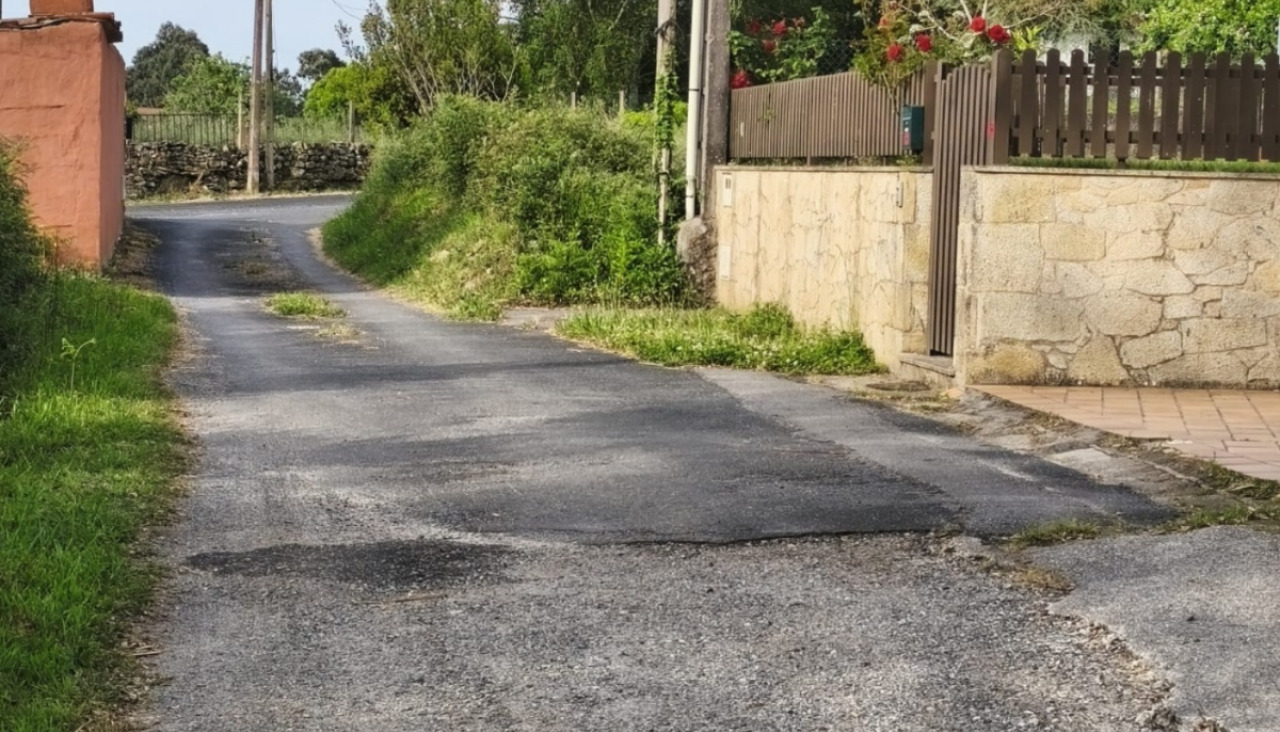 Los socialistas rianxeiros reclaman el cumplimiento de las promesas de pavimentación de viales en la aldea de Abuín
