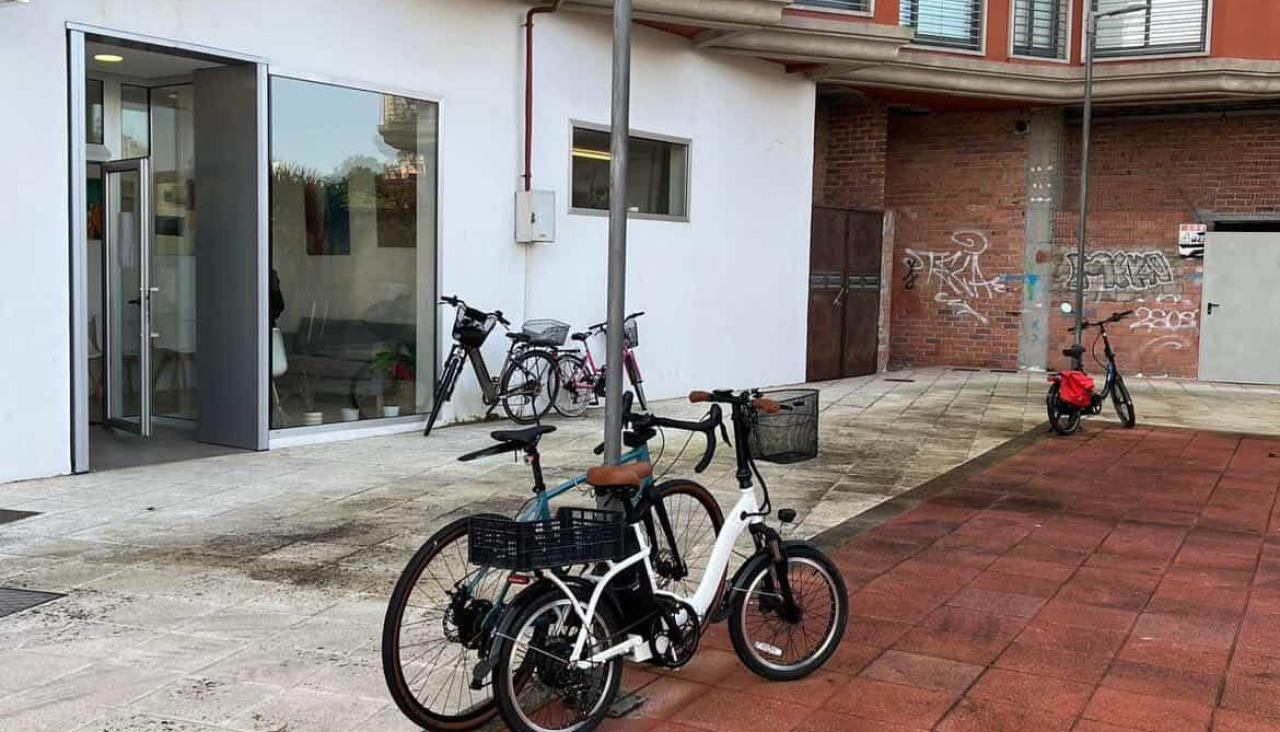 Bicicletas aparcadas en la Praza de Beiramar
