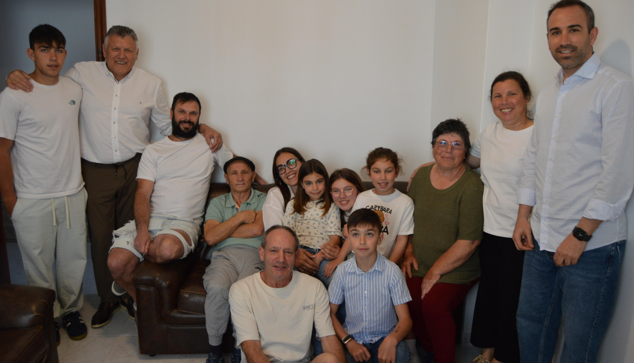 'Peche' acompañado por su familia y el alcalde de Sanxenxo, Telmo Martín
