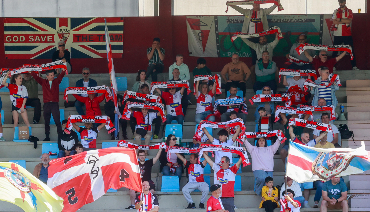 La Escuadra Arlequinada lleva toda la temporada animando al Arosa por toda Galicia y también en sus partidos en A Lomba