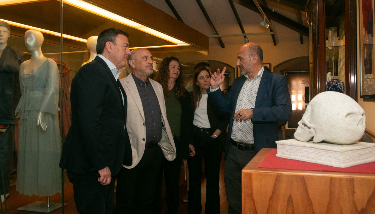 Valentín González Formoso estuvo acompañado durante la visita al Museo Valle-Inclán por su director, Antonio González Milla, así como el alcalde José Carlos Vidal y la edila Patricia Lojo, entre otros