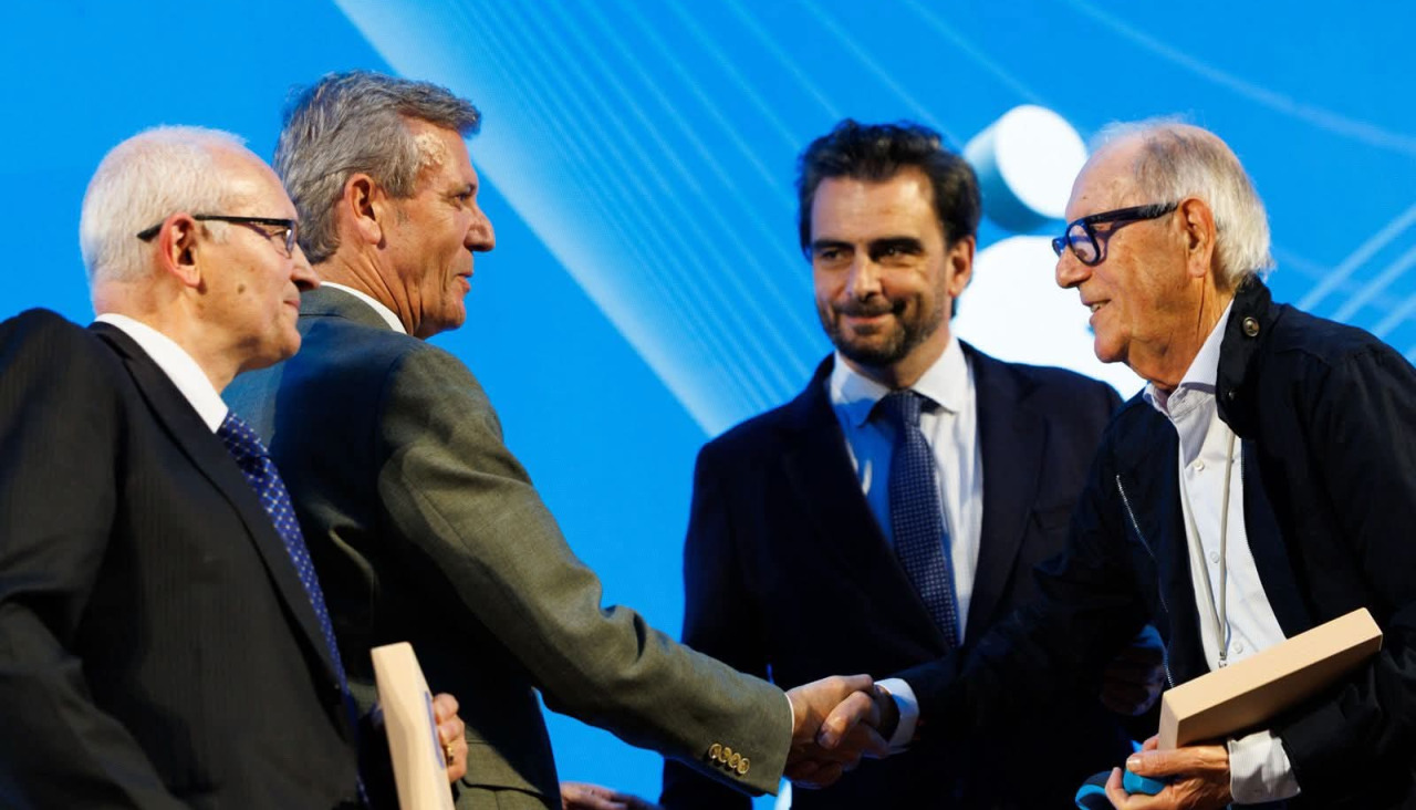 Manolo Piñeiro recibe la felicitación de Alfonso Rueda