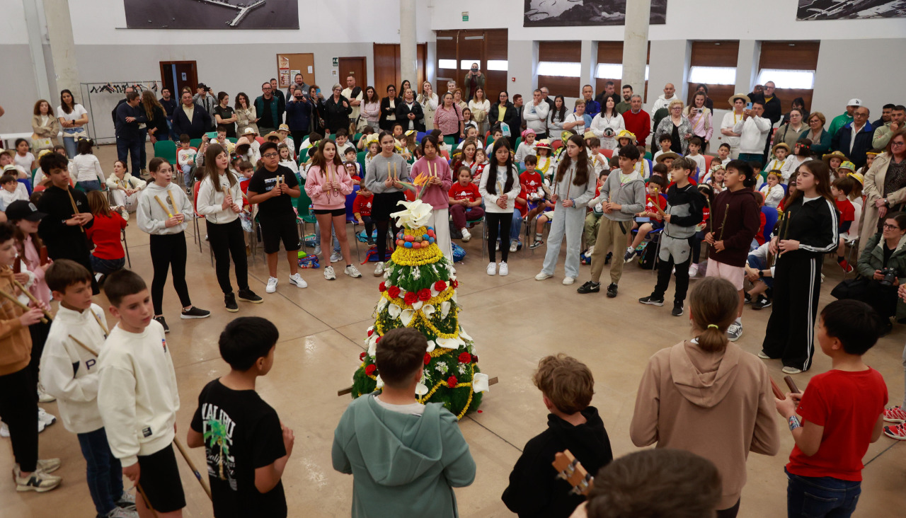 La comunidad escolar llenó el Salón Peña