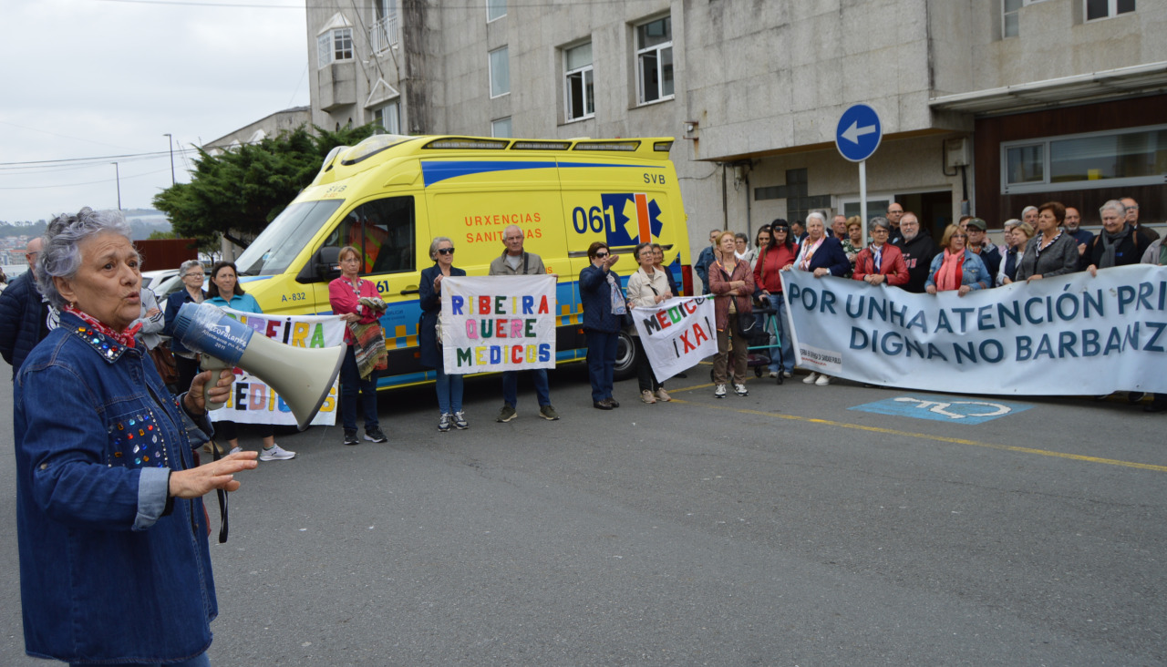 La concentración ante el centro de salud de Ribeira para exigir mejoras ...