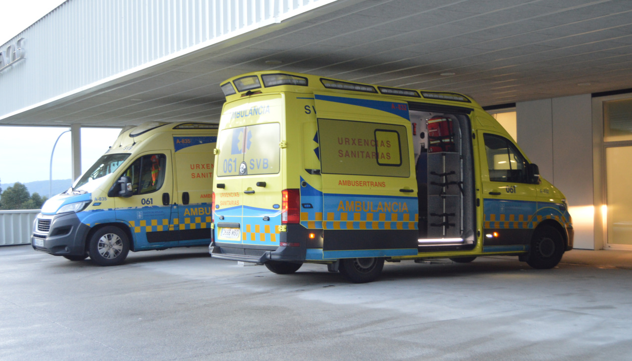 Una ambulancia del 061, con el equipo médico del centro de salud pobrense, trasladó a la víctima al servicio de Urxencias del Hospital do Barbanza