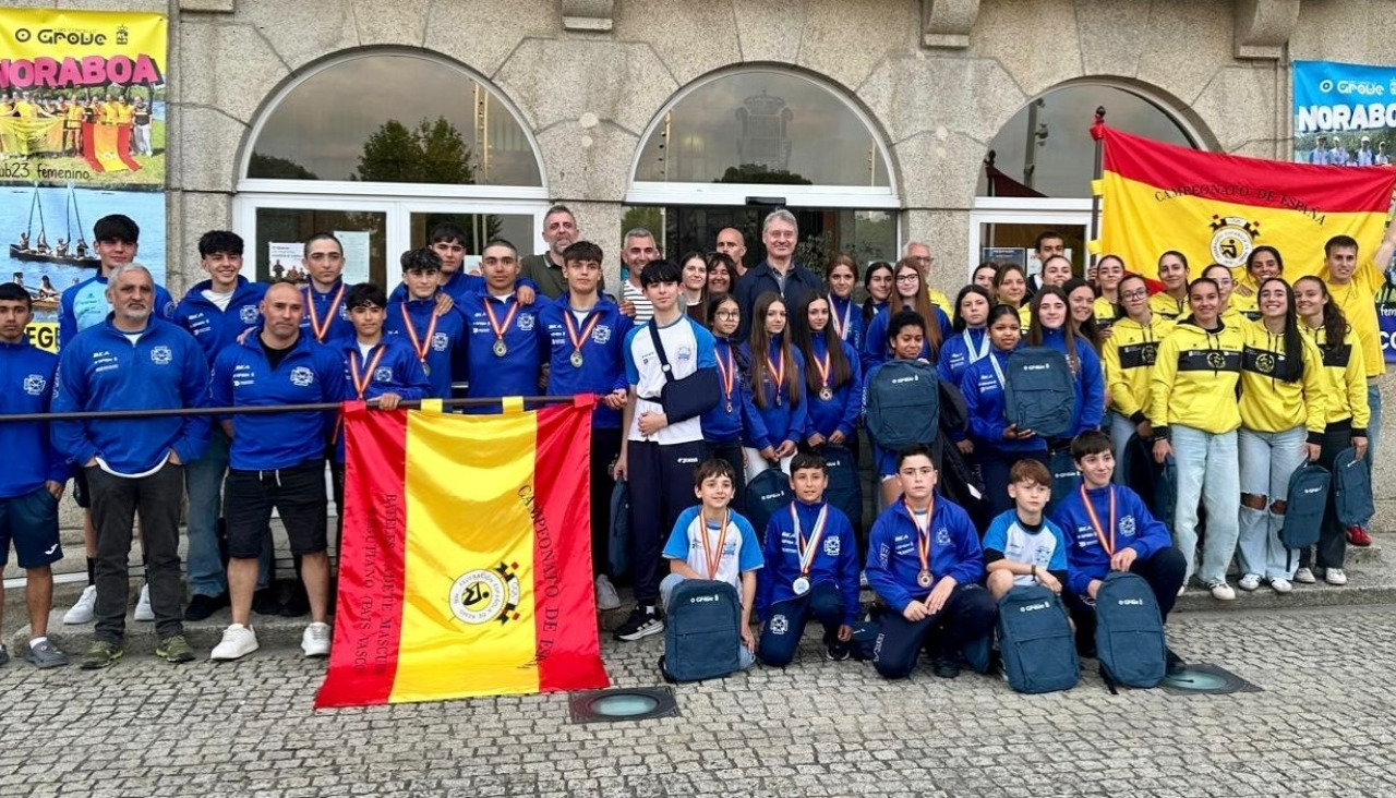 Las tripulaciones de Mecos y Amegrove fueron recibidas en el Concello por sus éxitos en el Campeonato de España de bateles