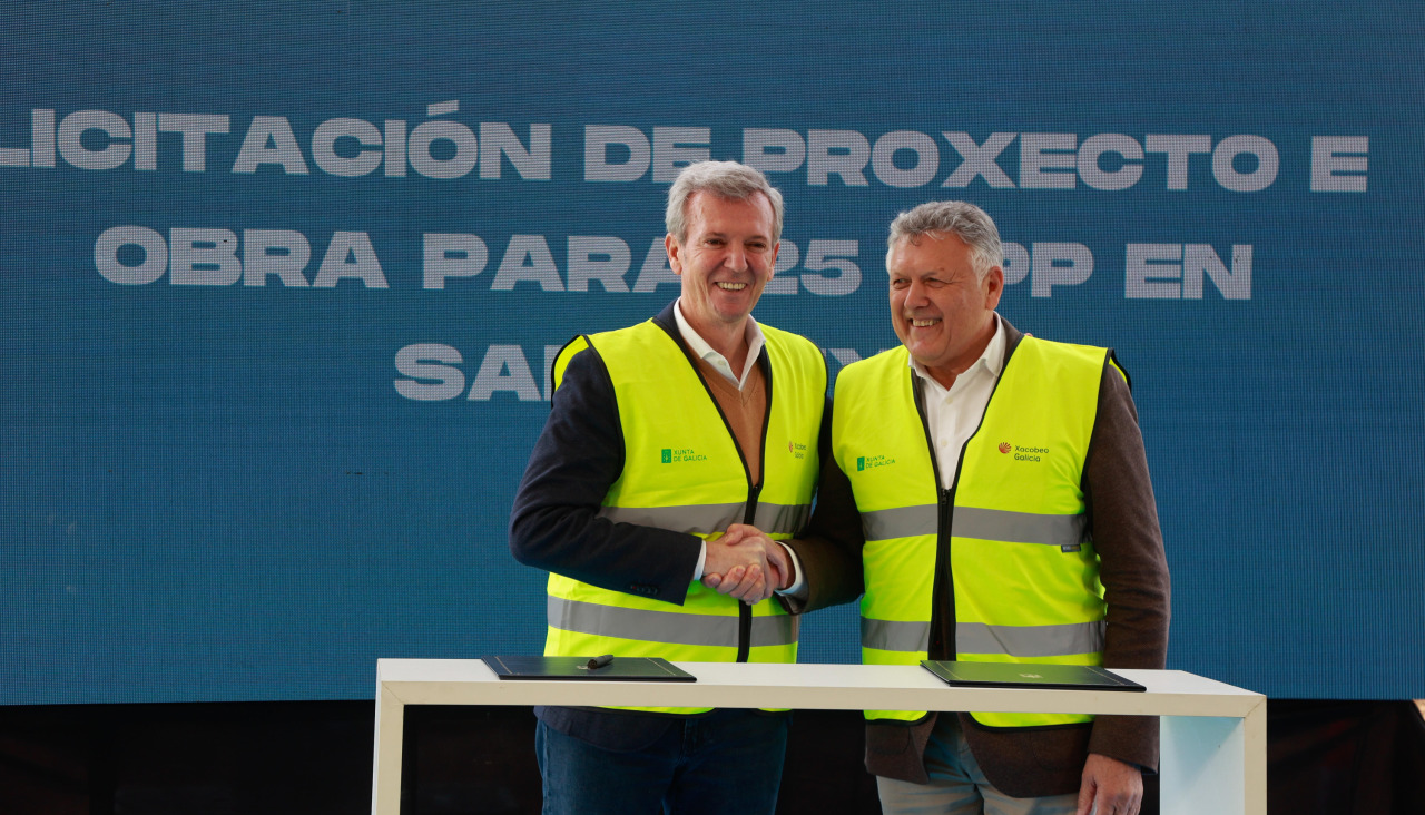 El presidente de la Xunta, Alfonso Rueda, y el alcalde de Sanxenxo, Telmo Martín, en la firma de la cesión de terrenos en Noalla